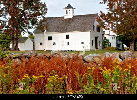 Ferme équestre à Jaffrey, New Hampshire. Scène automnale colorée de la Nouvelle-Angleterre avec des feuilles de fougères de couleur bronze vibrantes, de la verge d'or, de vieux mur de pierre et de blanc Banque D'Images