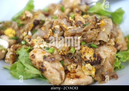 Nouilles de riz frites au poulet, cuisine THAÏLANDAISE Banque D'Images