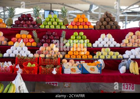 Tachkent, Ouzbékistan - 18 mai 2017 - stand de fruits montre les pommes, les oranges et d'autres produits parfaitement empilées en tas Banque D'Images