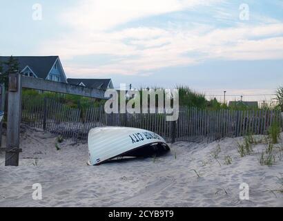 VENTOR CITY, NEW JERSEY - 4 JUILLET 2019 : un bateau de sauvetage Van Duyne allongé à l'envers sur la plage au coucher du soleil, après une journée d'été de patrouille sur la plage, dans le TH Banque D'Images