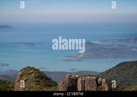 Vue sur la côte de Carioca Bay et quelques montagnes de Sea Ridge comme vu de Pedra da Macela point d'observation à l'intérieur du parc national de Serra da Bocaina. Banque D'Images