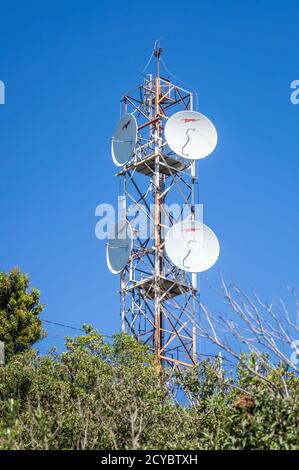 Antenne de télécommunication située au sommet de la colline de Pedra da Macela. Station utilisée pour diffuser la télévision, la radio et le signal mobile vers les villes voisines. Banque D'Images