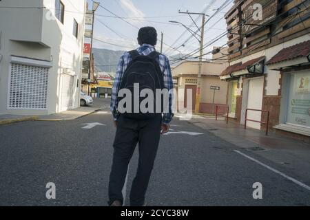Jarabacoa ,la Vega / République Dominicaine - 28 août 2020 : vue arrière d'un homme avec sac à dos à pied dans les rues vides pendant le confinement Covid Banque D'Images