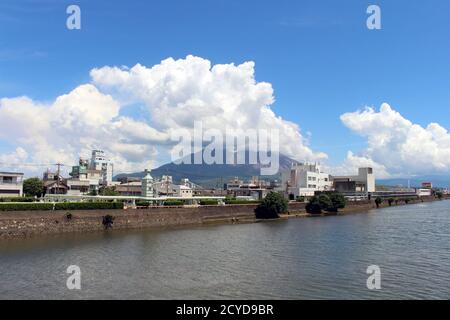 Sakurajima nuageux de Kagoshima, vue de la rue. Pris en août 2019. Banque D'Images