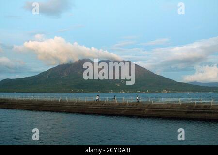 Sakurajima vu autour du parc Kamoikekaizuri pendant le coucher du soleil. Pris en août 2019. Banque D'Images