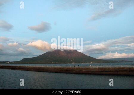 Sakurajima vu autour du parc Kamoikekaizuri pendant le coucher du soleil. Pris en août 2019. Banque D'Images