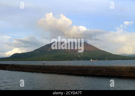 Sakurajima vu autour du parc Kamoikekaizuri pendant le coucher du soleil. Pris en août 2019. Banque D'Images