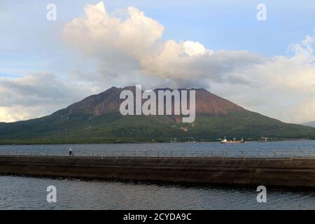 Sakurajima vu autour du parc Kamoikekaizuri pendant le coucher du soleil. Pris en août 2019. Banque D'Images