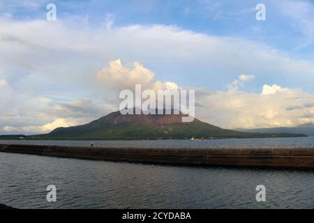 Sakurajima vu autour du parc Kamoikekaizuri pendant le coucher du soleil. Pris en août 2019. Banque D'Images