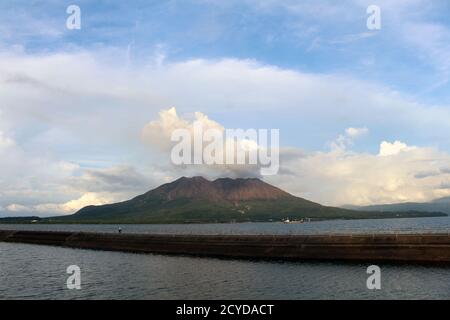 Sakurajima vu autour du parc Kamoikekaizuri pendant le coucher du soleil. Pris en août 2019. Banque D'Images