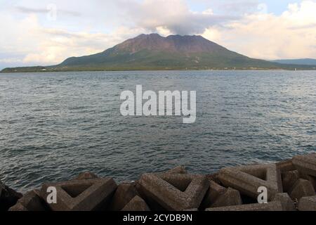 Vue rapprochée de Sakurajima vue autour du parc Kamooikekaizuri au coucher du soleil. Prise en août 2019.x Banque D'Images