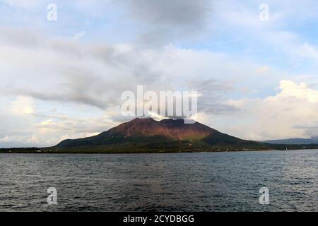 Sakurajima sombre autour du parc Kamoikekaizuri pendant le coucher du soleil. Pris en août 2019. Banque D'Images