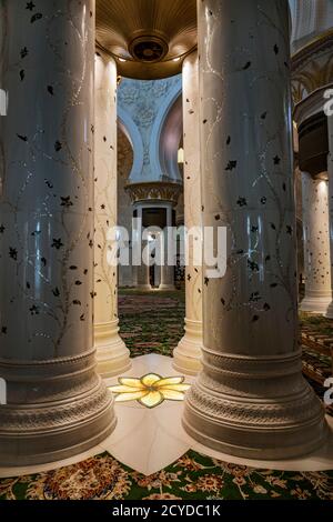 ABU DHABI, eau, Mar 22, 2018 : les colonnes internes de la mosquée cheikh Zayed Banque D'Images