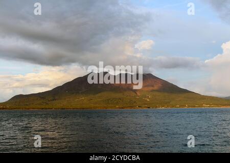 Vue rapprochée de Sakurajima s'assombrit autour du parc Kamoikekaizuri pendant coucher de soleil Banque D'Images