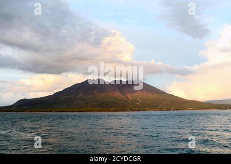 Sakurajima sombre autour du parc Kamoikekaizuri pendant le coucher du soleil. Pris en août 2019. Banque D'Images