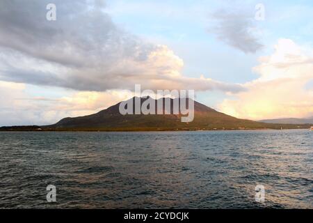 Sakurajima sombre autour du parc Kamoikekaizuri pendant le coucher du soleil. Pris en août 2019. Banque D'Images