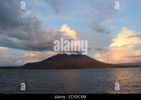 Sakurajima sombre autour du parc Kamoikekaizuri pendant le coucher du soleil. Pris en août 2019. Banque D'Images