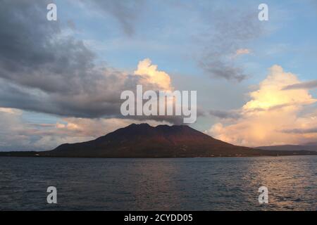 Sakurajima sombre autour du parc Kamoikekaizuri pendant le coucher du soleil. Pris en août 2019. Banque D'Images