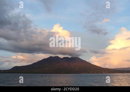 Sakurajima sombre autour du parc Kamoikekaizuri pendant le coucher du soleil. Pris en août 2019. Banque D'Images