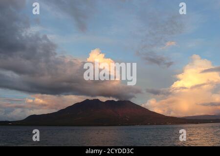 Sakurajima sombre autour du parc Kamoikekaizuri pendant le coucher du soleil. Pris en août 2019. Banque D'Images