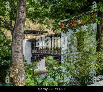 Pont en bois bhoutanais traditionnel près de l'école d'astrologie Pangrizampa de Thimphu, Bhoutan Banque D'Images