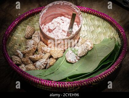 Doma, préparation de noix d'arec avec feuilles de bétel servi au Bhoutan Banque D'Images
