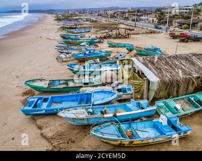 Puerto Lopez, ÉQUATEUR - 12 septembre 2018 - drone vue aérienne de la plage avec des bateaux de pêche sur le sable à la fin de la journée de travail Banque D'Images