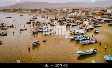 Puerto Lopez, ÉQUATEUR - 12 septembre 2018 - drone vue aérienne de la plage avec des bateaux de pêche sur le sable à la fin de la journée de travail Banque D'Images