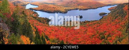 Vue panoramique sur le lac Monroe avec la couleur des feuilles d'automne dans le parc national du Mont-Tremblant, Québec Banque D'Images