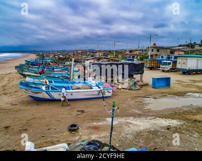 Puerto Lopez, ÉQUATEUR - 12 septembre 2018 - drone vue aérienne de la plage avec des bateaux de pêche sur le sable à la fin de la journée de travail Banque D'Images