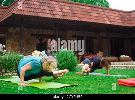 groupe de femmes âgées faisant du yoga sur une pelouse verte. longévité active Banque D'Images