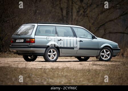 GRODNO, BÉLARUS - janvier 2018: Volkswagen Passat B3 GT 1.8 gris métallisé vue latérale sélective universelle trois quarts extérieur avec flocons de neige Banque D'Images