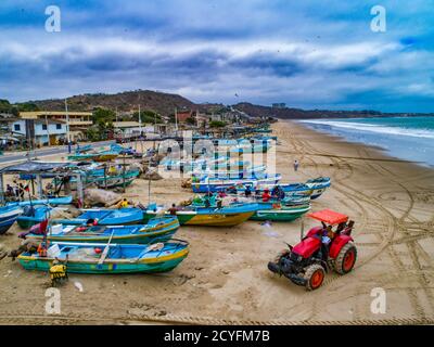 Puerto Lopez, ÉQUATEUR - 12 septembre 2018 - drone vue aérienne de la plage avec des bateaux de pêche sur le sable à la fin de la journée de travail Banque D'Images