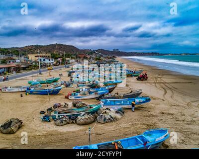 Puerto Lopez, ÉQUATEUR - 12 septembre 2018 - drone vue aérienne de la plage avec des bateaux de pêche sur le sable à la fin de la journée de travail Banque D'Images