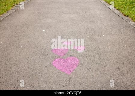 Octobre 2020 - Trail of 1000 Hearts - Purple Hearts peint sur les rues de Bristol, Royaume-Uni Banque D'Images