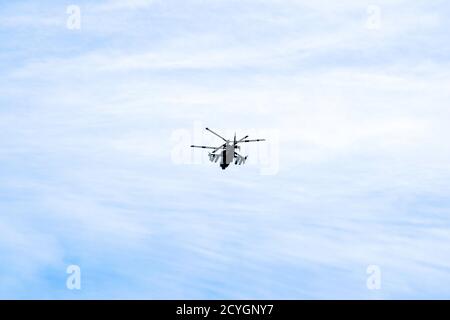 L'hélicoptère d'attaque militaire russe K-52 Alligator vole contre le ciel bleu et nuages Banque D'Images