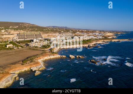 Vue aérienne du développement du Cap Saint Georges Beach Club Resort, près de Peia, région de Paphos, Chypre. Banque D'Images