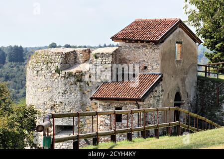 Rocca di Arona, ruines de la forteresse d'Arona, Italie Banque D'Images