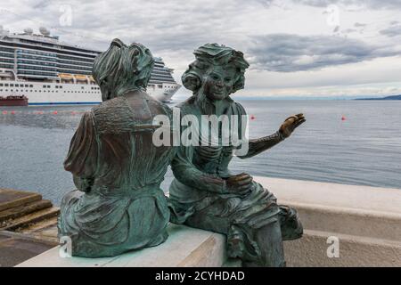 Statue du Sartine sur le front de mer de Trieste, bateau de croisière Costa Deliziosa en arrière-plan Trieste, Friuli Venezia Giulia, Italie Banque D'Images