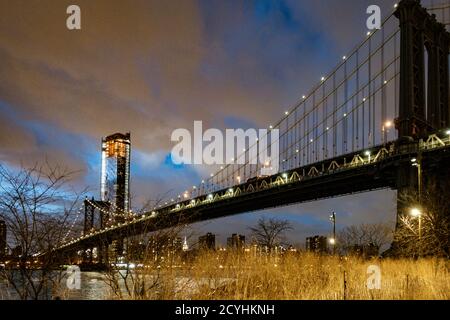 BROOKLYN, NEW YORK, Mars 27, 2018 : Manhattan Pont de Dumbo Park juste avant le coucher du soleil Banque D'Images