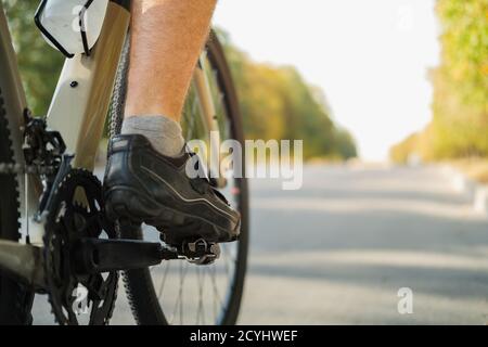 Chaussures de vélo avec pédales sans clicpless sur le pédalier, copier la vue de l'espace. Performances de cyclisme, mode de vie actif, concept d'entraînement de vélo Banque D'Images