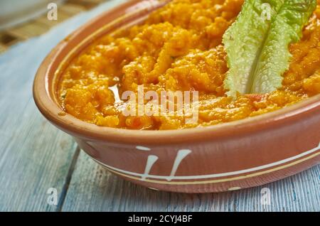 Supu ya malenge, cuisine kenyane, citrouille coupée en morceaux, carottes, pommes de terre, bouillon, gingembre, ail, oignons et huile. Banque D'Images