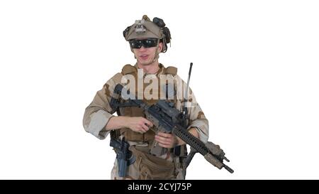 Soldat souriant avec fusil d'assaut parlant sur fond blanc. Banque D'Images