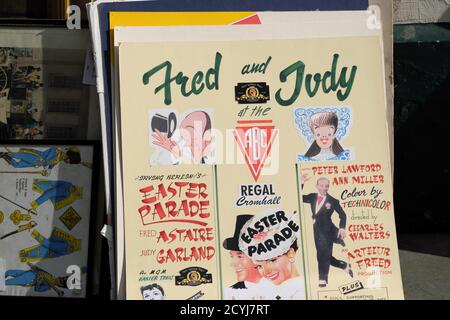 Affiche de film ancien pour le défilé de Pâques ( fait en 1948 ) avec Fred Astaire et Judy Garland dans un magasin d'occasion Banque D'Images