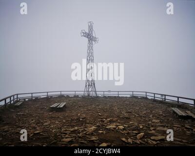 Traversez au sommet de Tarnica Bieszczady. Automne dans les montagnes de Bieszczady Pologne. Pistes de montagne dans les montagnes de Bieszczady. Trekking dans le Bieszc Banque D'Images