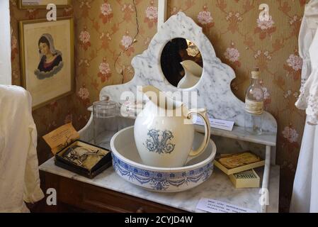 c19th Vintage, ancien ou ancien bassin de lavage recouvert de marbre, lavabo et pichet à eau dans la vieille chambre du Village House Museum Colmars-les-Alpes Provence Banque D'Images