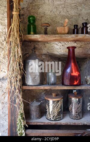 Présentation de Verrerie et de bouteilles anciennes sur Old Rustic Etagères en bois à Colmars ou Musée Colmars-les-Alpes France Banque D'Images