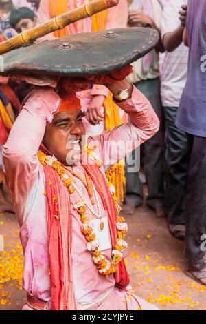 Barsana, Inde - 24 février 2018 - Lathmar Holi Festival - Femmes Hommes battre de bambous jusqu'à ce que l'homme renonce à Banque D'Images