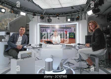 Laurent Luyat (journaliste sportif français au Groupe de télévision France), Justine Henin (consultant en tennis pour le Groupe de télévision France), Amélie Mauresmo (te Banque D'Images