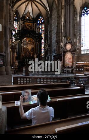 Homme solitaire priant à l'intérieur de la cathédrale Saint-Étienne ou Stephansdom à Vienne, Autriche, Europe. Les gens et la religion dans l'église catholique de Vienne Banque D'Images